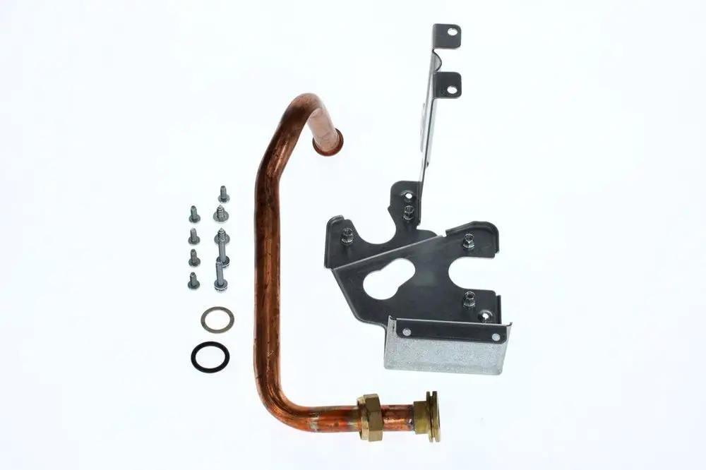 BOSCH Rücklaufrohr und Halterung aus Metall, umgeben von Schrauben und Dichtungen. Das Rohr ist kupferfarben, während die Halterung in einem grauen Farbton gehalten ist.